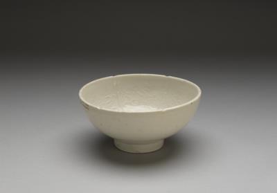 图片[3]-White lobed cup with impressed floral design-China Archive